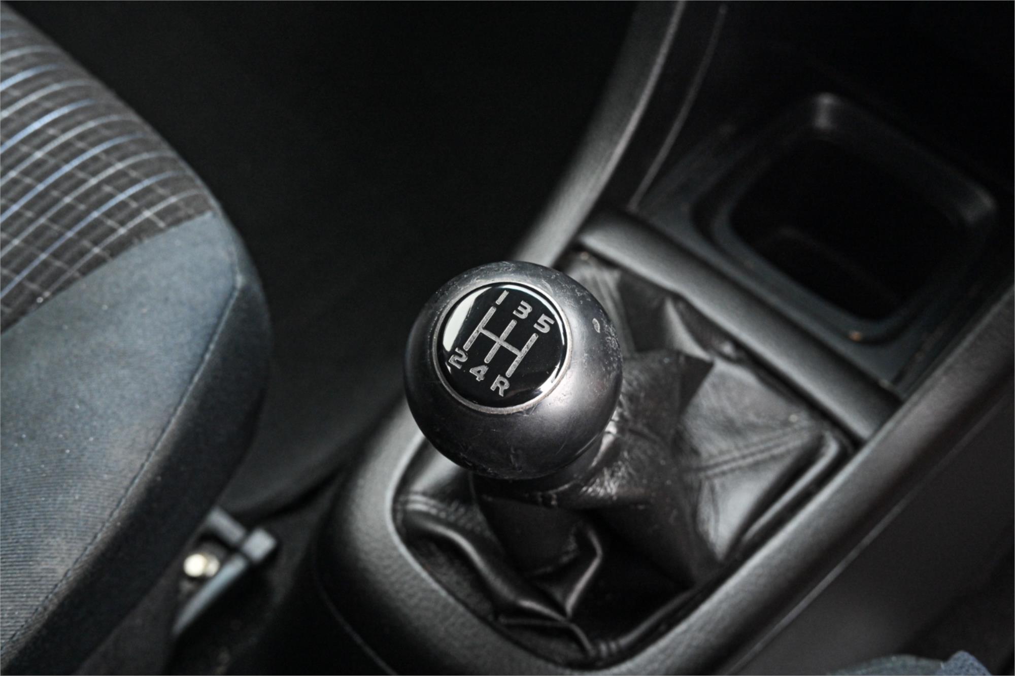 2014 SUZUKI SWIFT FZ MY13 GL 5 SP MANUAL 5D HATCHBACK