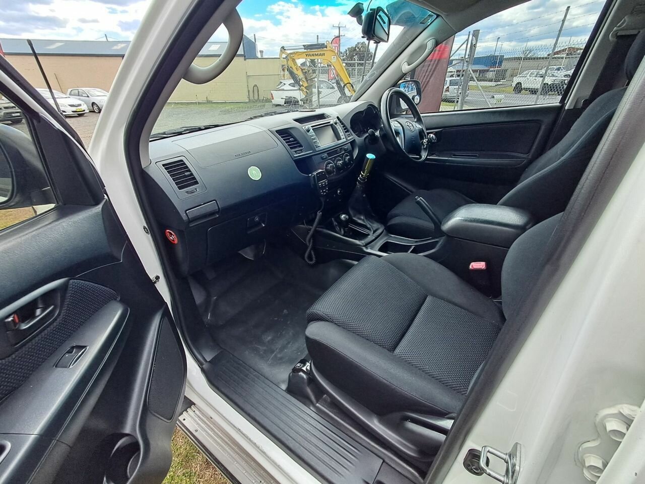 2014 TOYOTA HILUX KUN26R MY14 SR (4x4) 5 SP MANUAL DUAL CAB P/UP