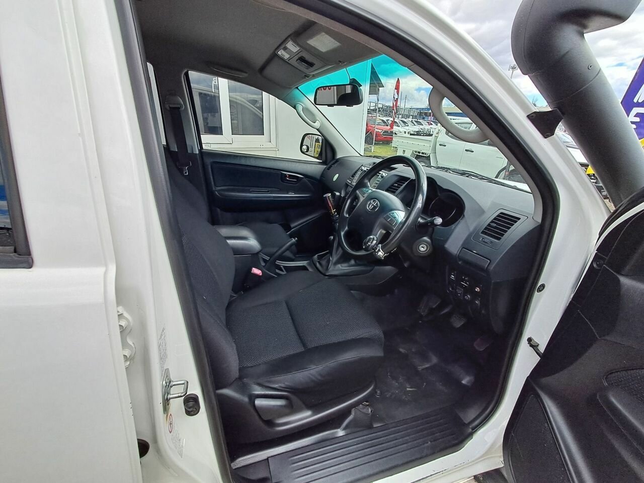 2014 TOYOTA HILUX KUN26R MY14 SR (4x4) 5 SP MANUAL DUAL CAB P/UP