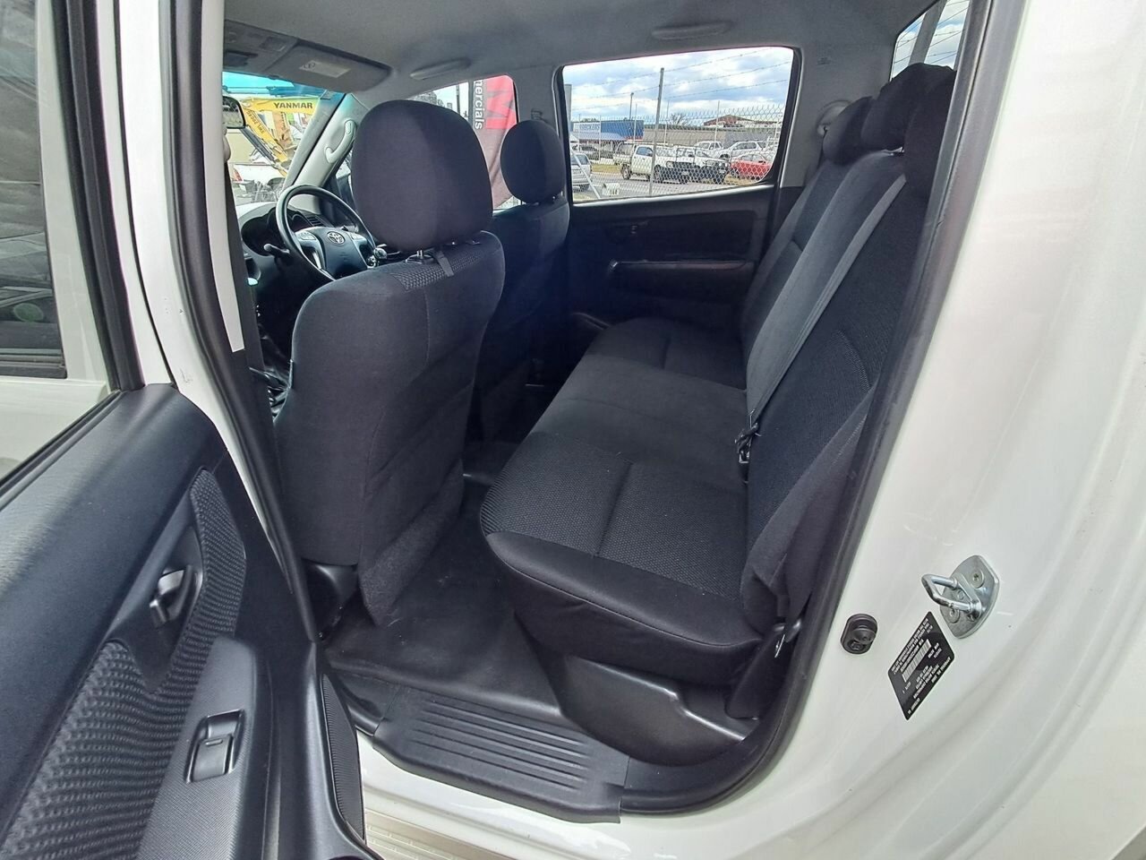 2014 TOYOTA HILUX KUN26R MY14 SR (4x4) 5 SP MANUAL DUAL CAB P/UP