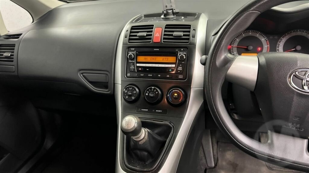 2011 TOYOTA COROLLA ZRE152R MY11 ASCENT 6 SP MANUAL 5D HATCHBACK