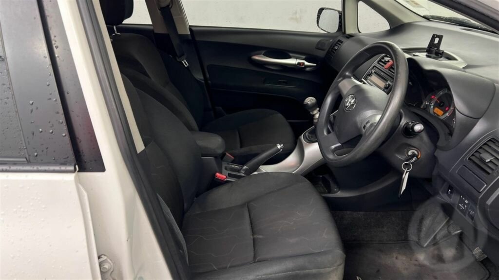 2011 TOYOTA COROLLA ZRE152R MY11 ASCENT 6 SP MANUAL 5D HATCHBACK