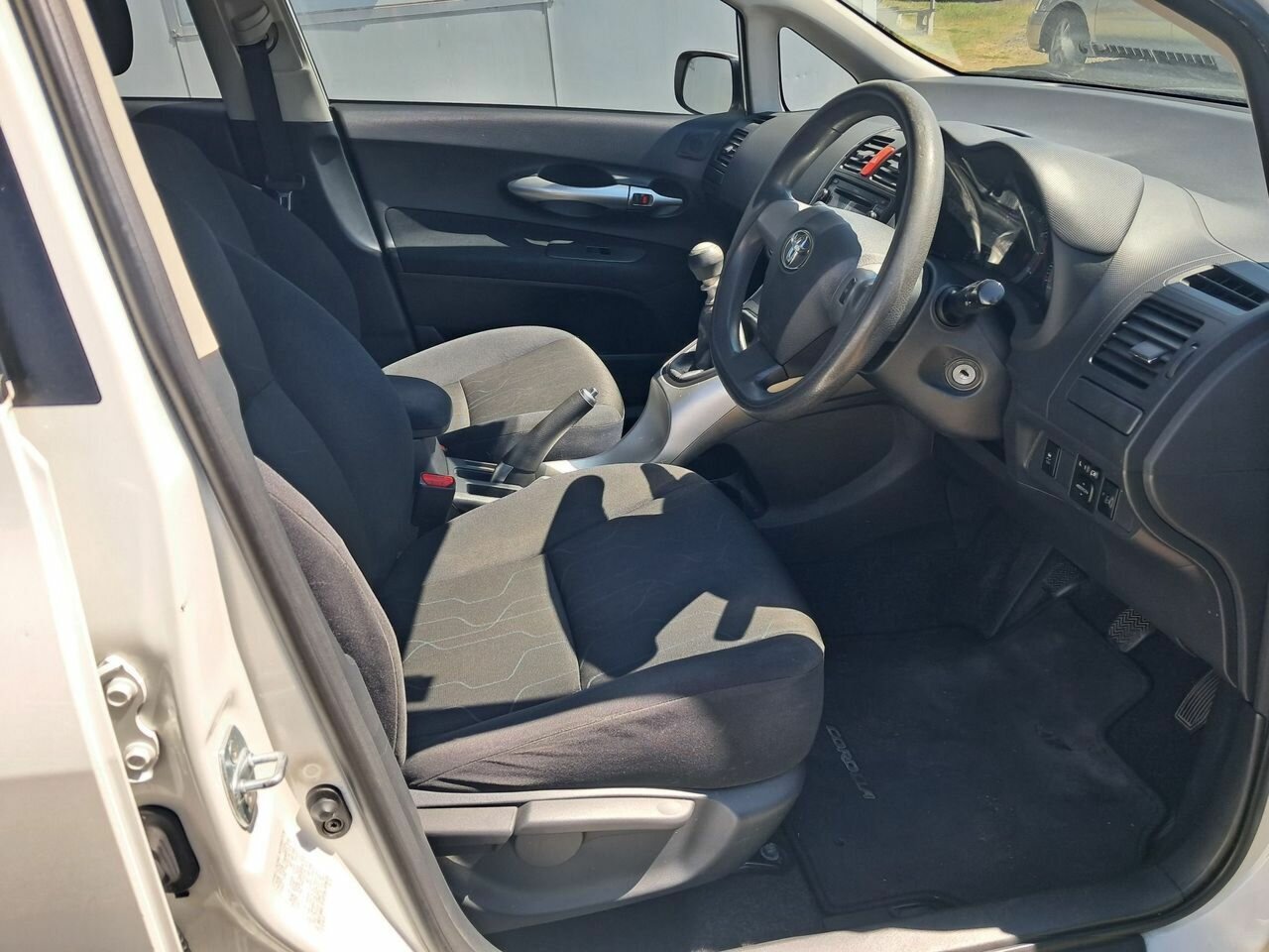 2011 TOYOTA COROLLA ZRE152R MY11 ASCENT 6 SP MANUAL 5D HATCHBACK