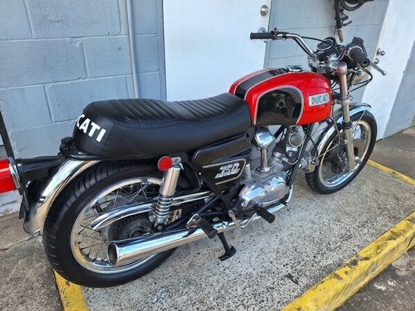 1972 DUCATI 750GT ROAD