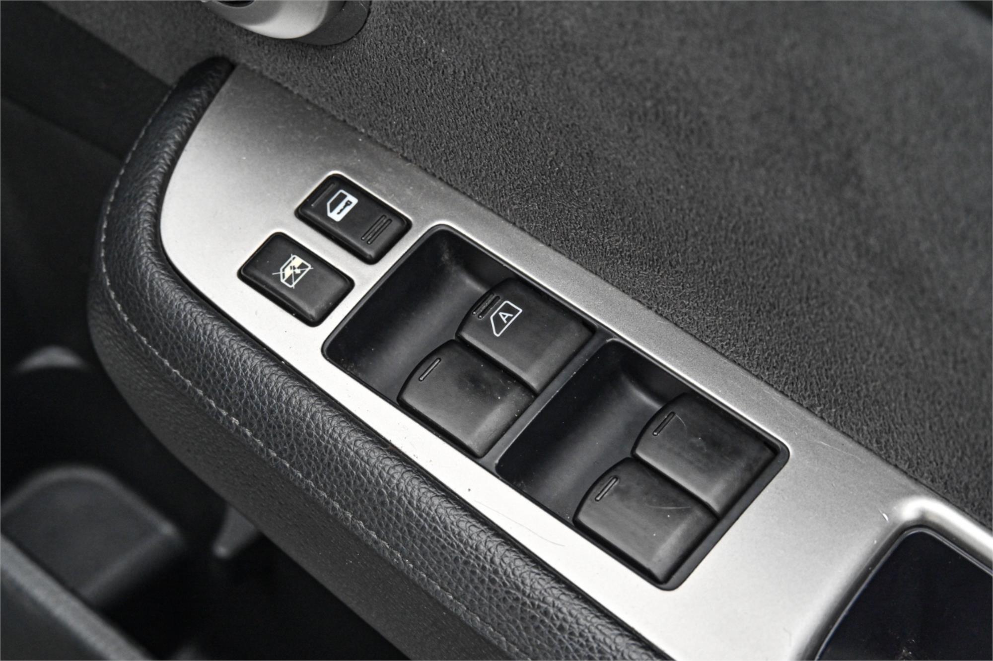 2011 NISSAN TIIDA C11 SERIES 3 MY10 ST 4 SP AUTOMATIC 5D HATCHBACK