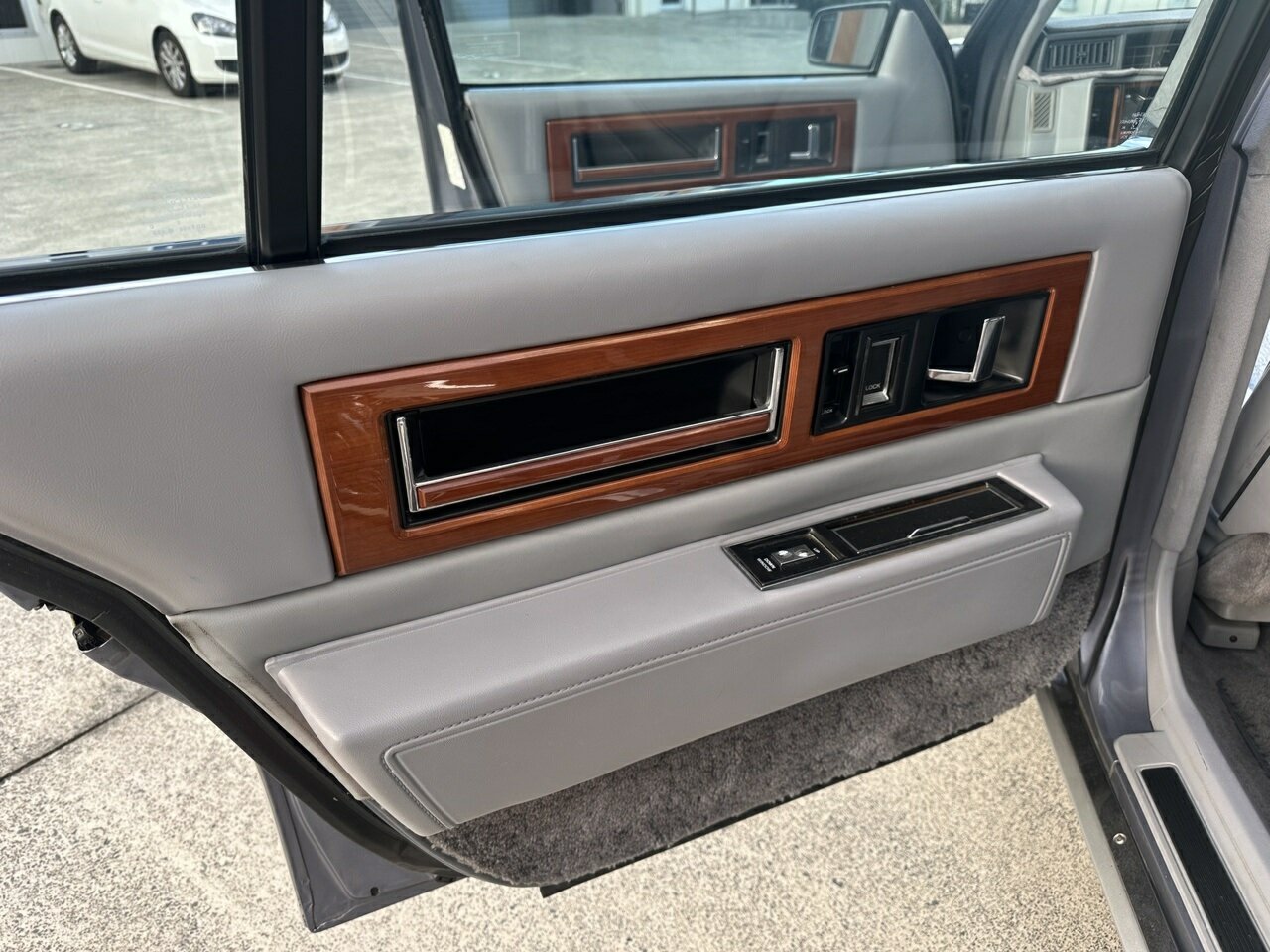 1989 CADILLAC FLEETWOOD 4 SP AUTOMATIC 4D SEDAN