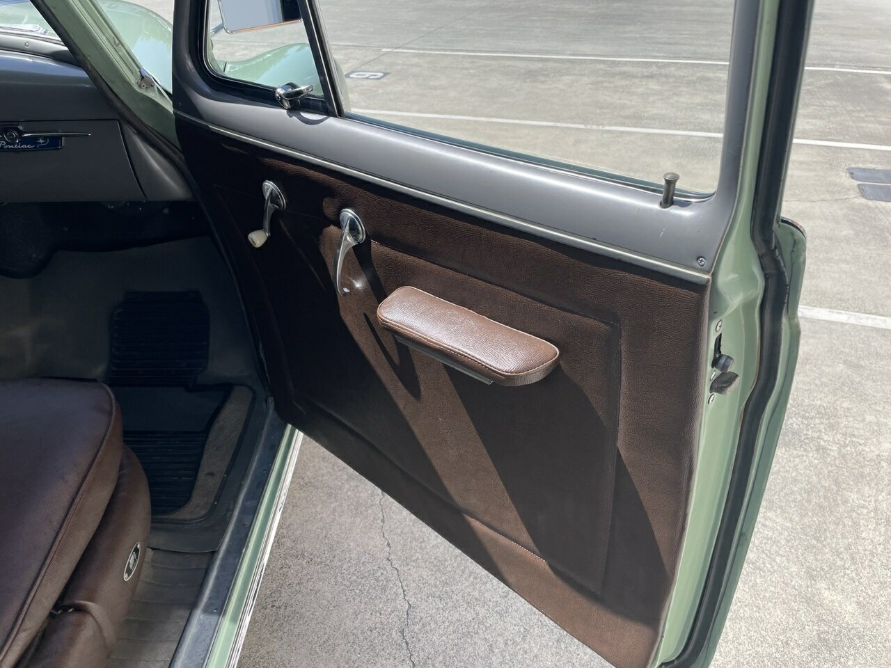 1952 PONTIAC CHIEFTAIN 3 SP MANUAL SEDAN DELIVERY