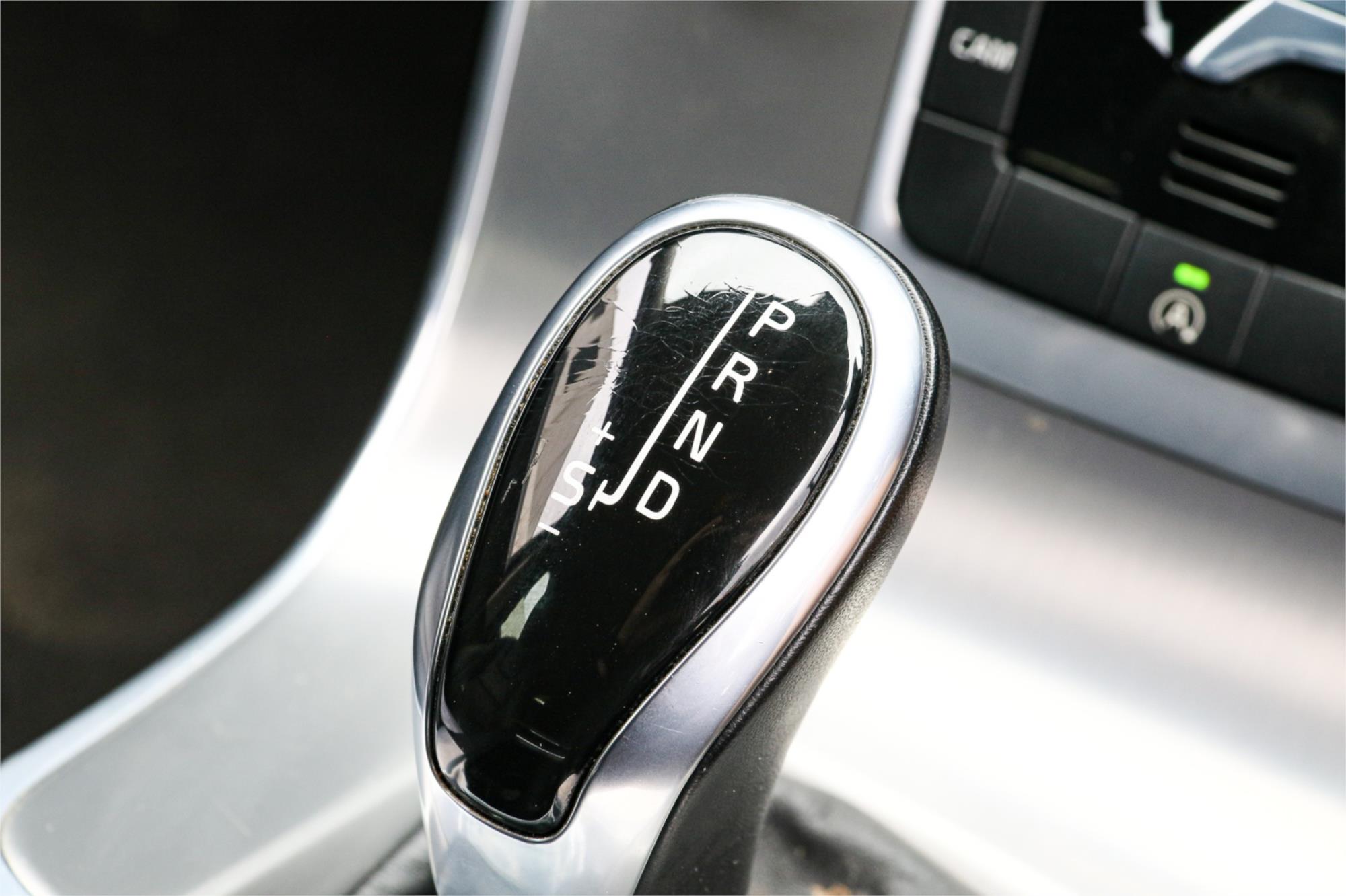 2015 VOLVO V60 F MY15 D4 KINETIC 8 SP AUTOMATIC 4D WAGON