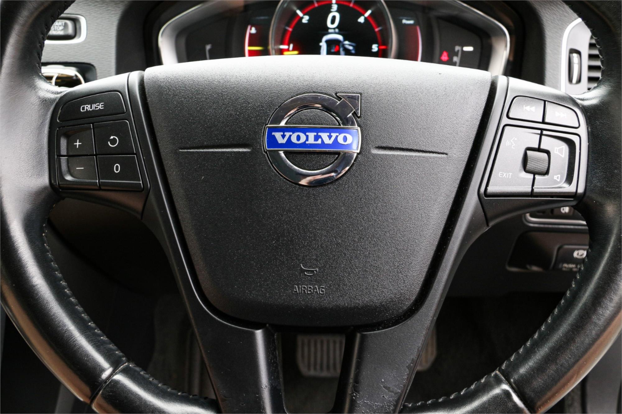 2015 VOLVO V60 F MY15 D4 KINETIC 8 SP AUTOMATIC 4D WAGON