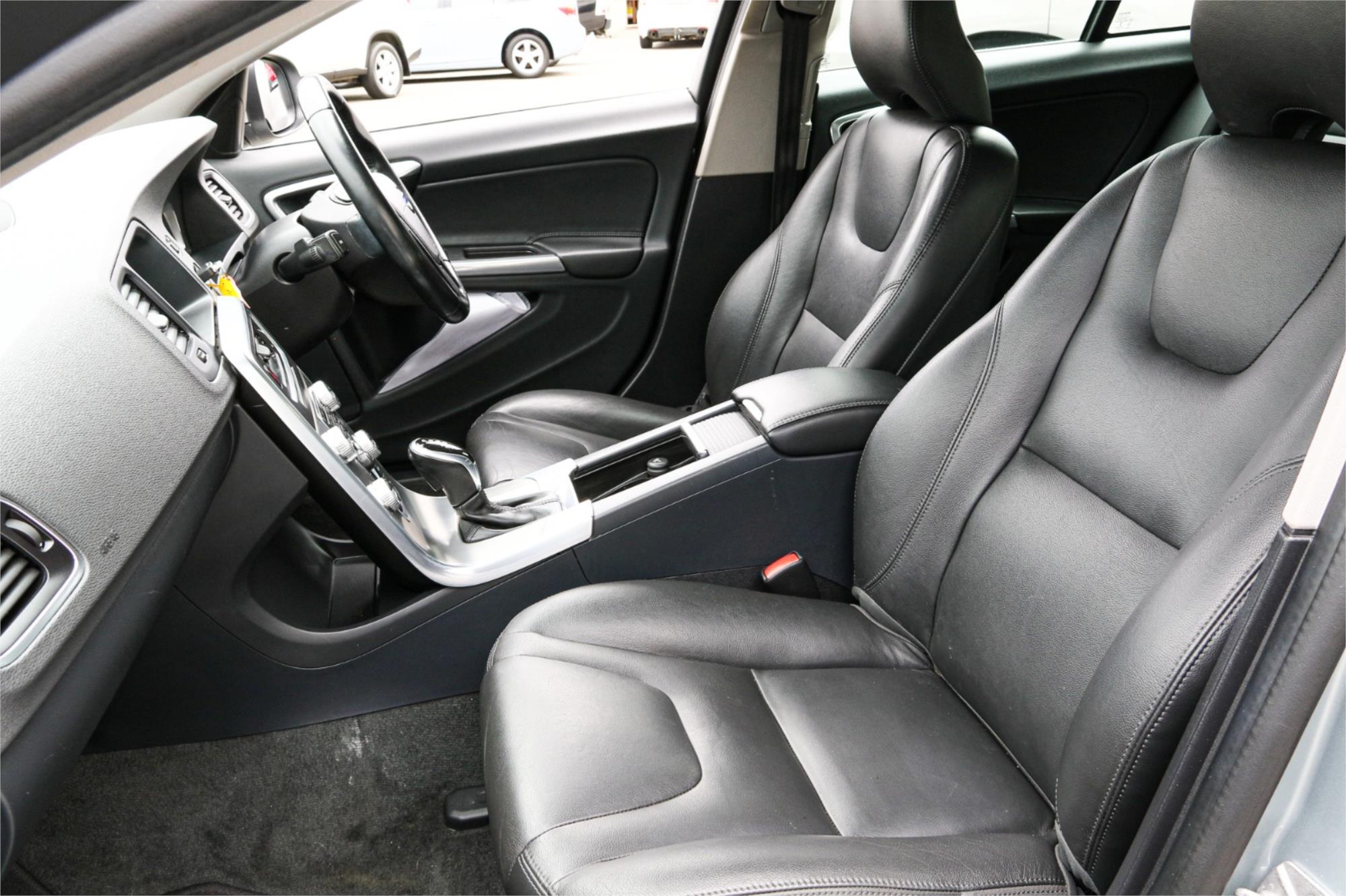 2015 VOLVO V60 F MY15 D4 KINETIC 8 SP AUTOMATIC 4D WAGON