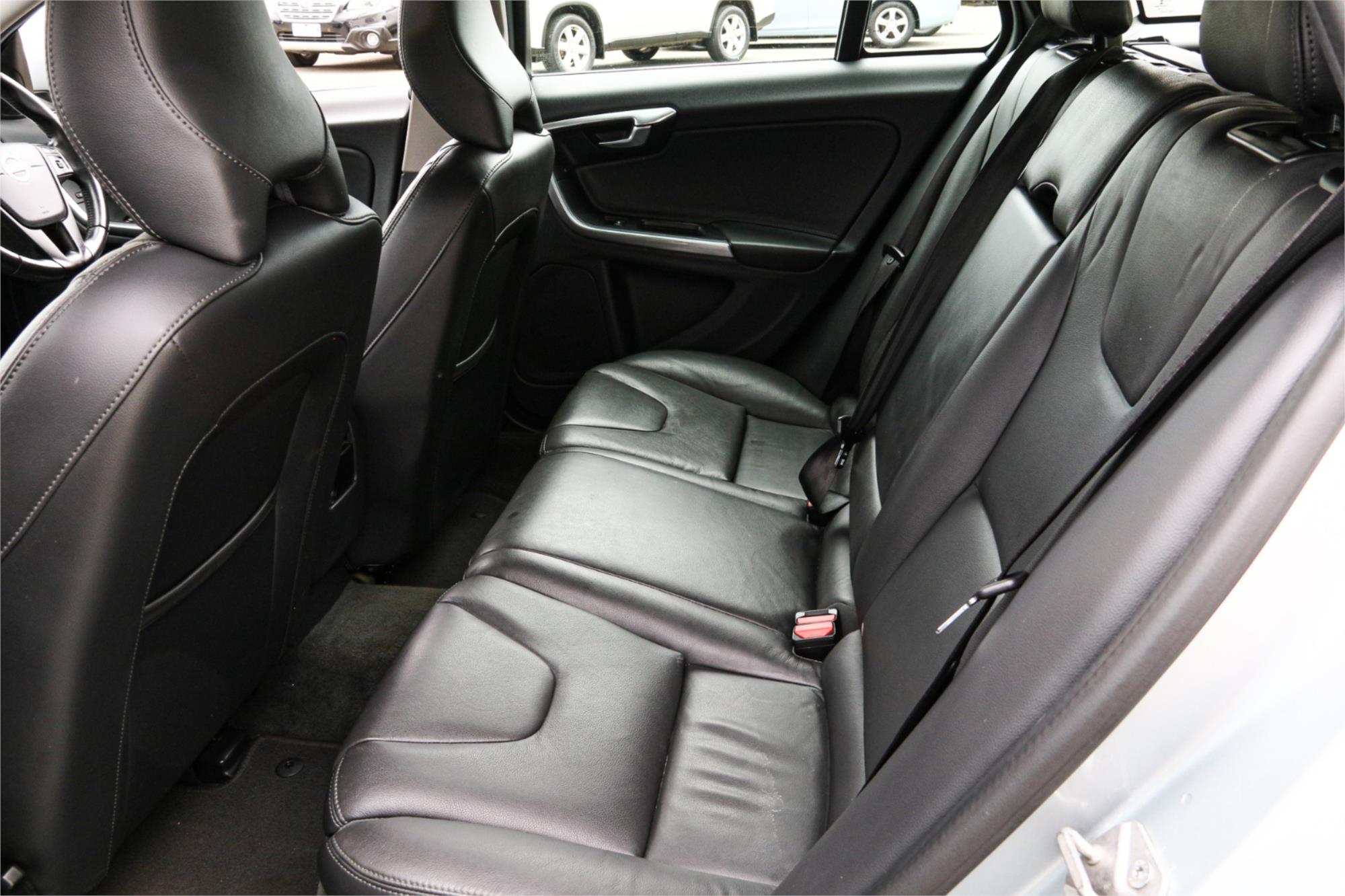 2015 VOLVO V60 F MY15 D4 KINETIC 8 SP AUTOMATIC 4D WAGON
