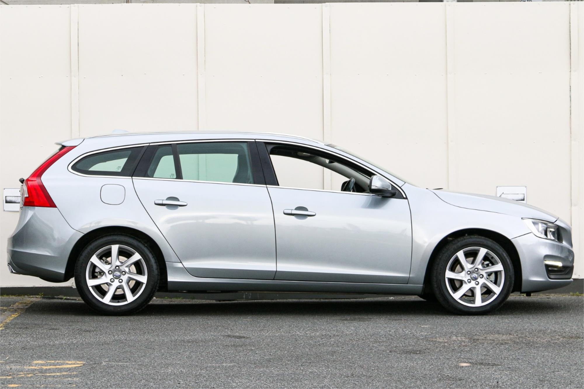 2015 VOLVO V60 F MY15 D4 KINETIC 8 SP AUTOMATIC 4D WAGON