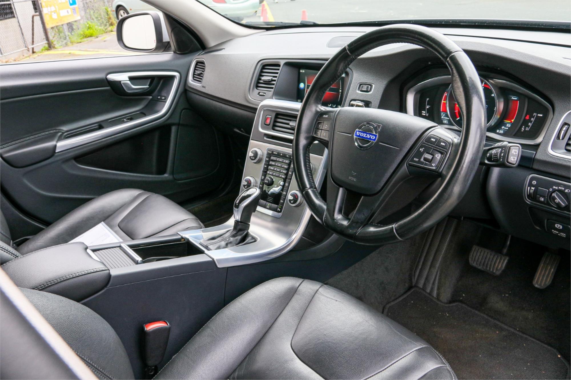 2015 VOLVO V60 F MY15 D4 KINETIC 8 SP AUTOMATIC 4D WAGON