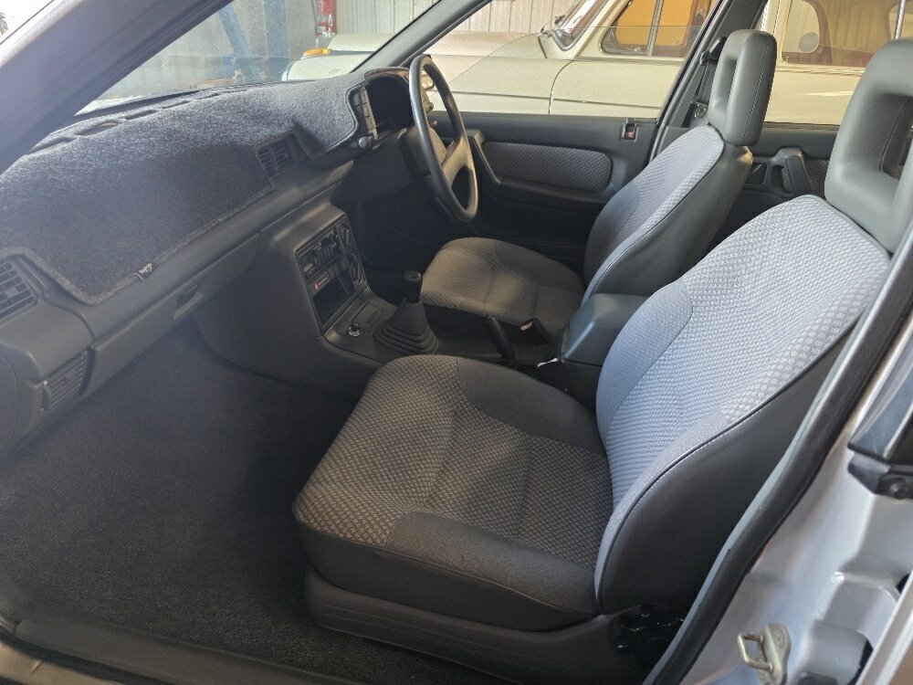 1990 HOLDEN COMMODORE VN S 5 SP MANUAL 4D SEDAN