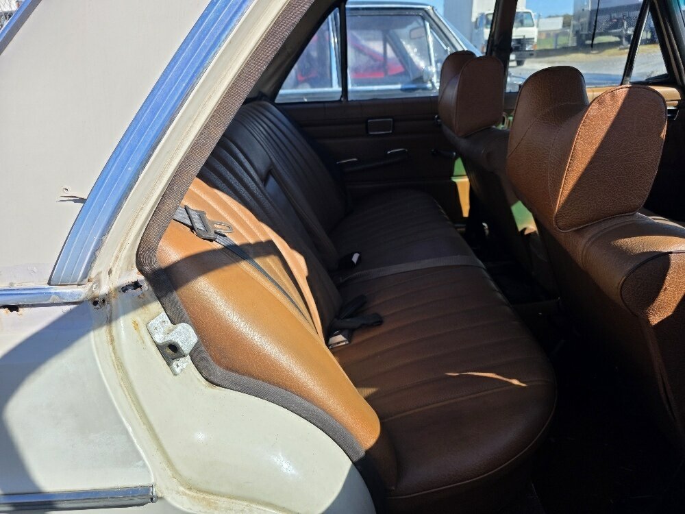 1971 MERCEDES-BENZ 230 W123 3 SP AUTOMATIC 4D SEDAN