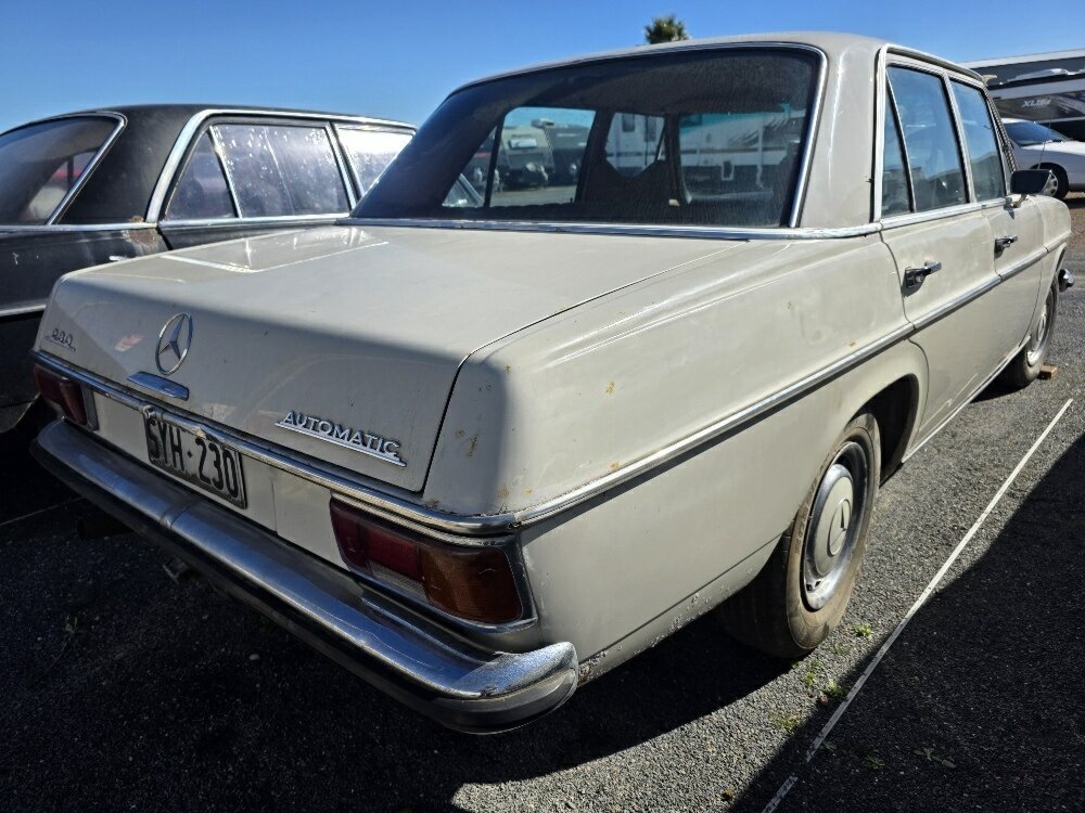 1971 MERCEDES-BENZ 230 W123 3 SP AUTOMATIC 4D SEDAN