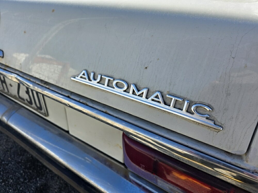 1971 MERCEDES-BENZ 230 W123 3 SP AUTOMATIC 4D SEDAN