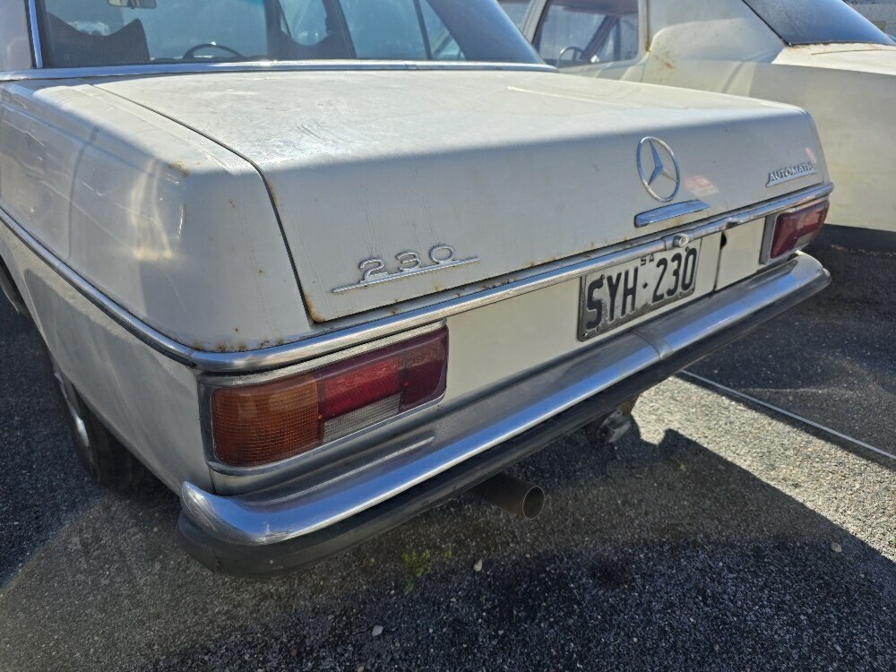1971 MERCEDES-BENZ 230 W123 3 SP AUTOMATIC 4D SEDAN