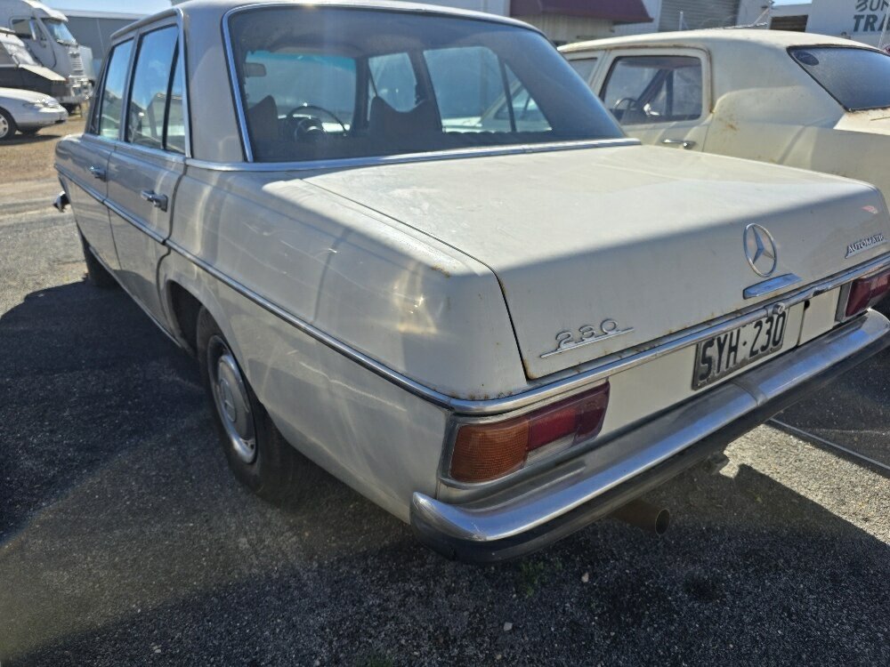 1971 MERCEDES-BENZ 230 W123 3 SP AUTOMATIC 4D SEDAN