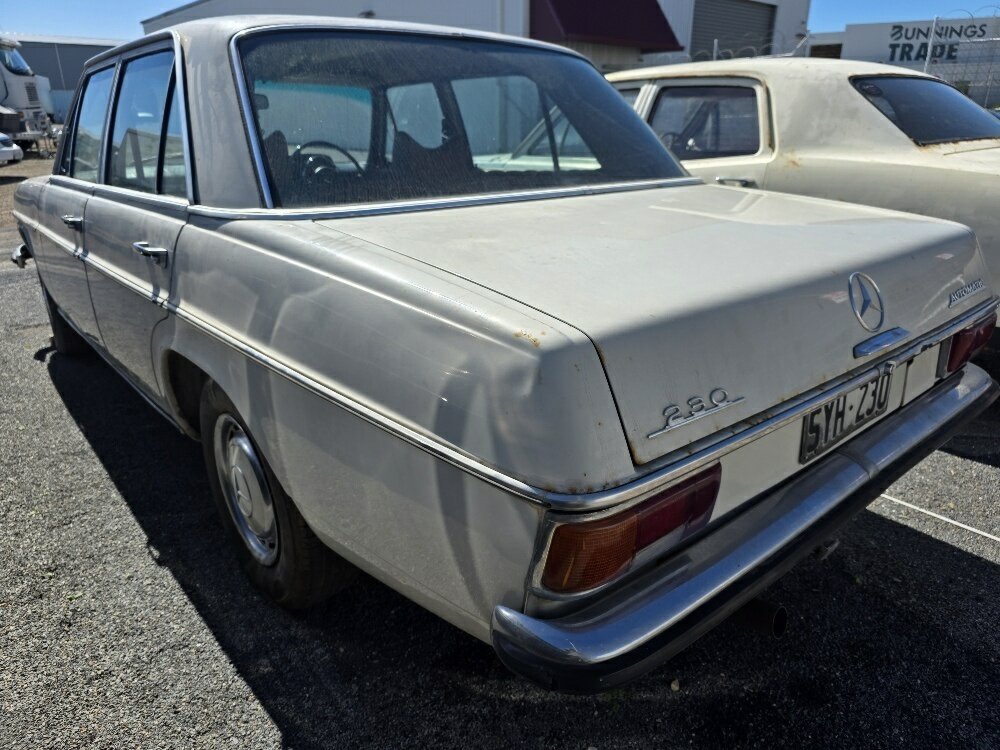1971 MERCEDES-BENZ 230 W123 3 SP AUTOMATIC 4D SEDAN