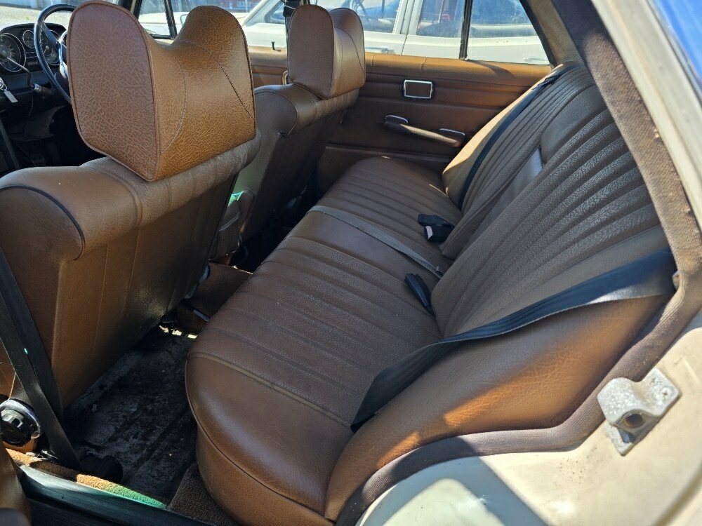 1971 MERCEDES-BENZ 230 W123 3 SP AUTOMATIC 4D SEDAN