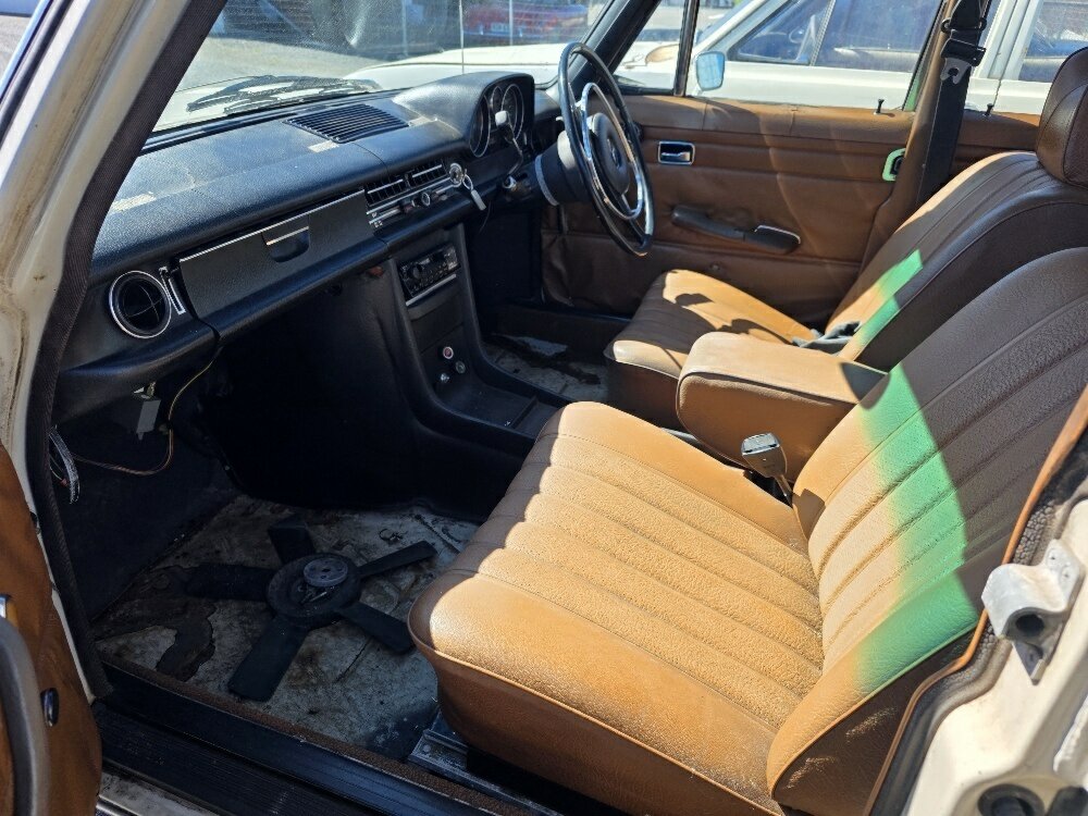 1971 MERCEDES-BENZ 230 W123 3 SP AUTOMATIC 4D SEDAN