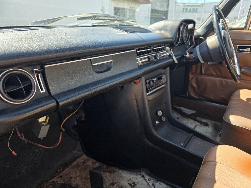 1971 MERCEDES-BENZ 230 W123 3 SP AUTOMATIC 4D SEDAN