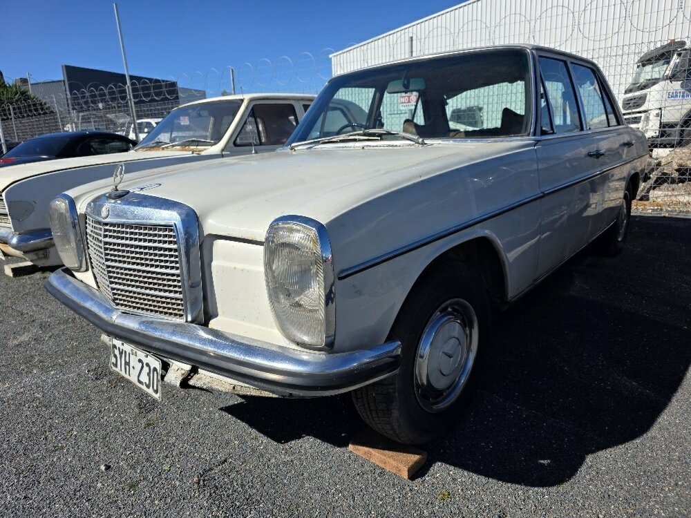 1971 MERCEDES-BENZ 230 W123 3 SP AUTOMATIC 4D SEDAN