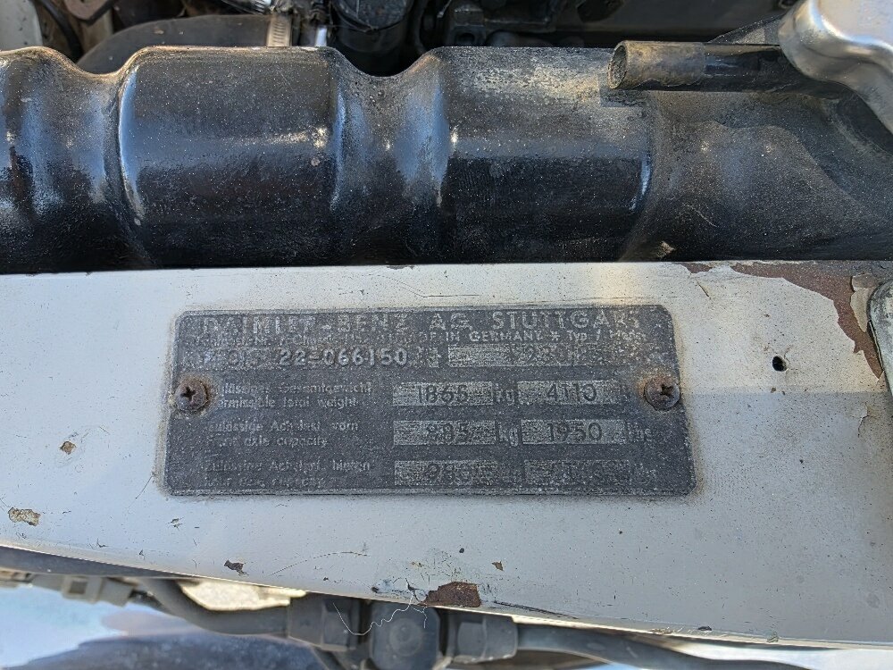 1971 MERCEDES-BENZ 230 W123 3 SP AUTOMATIC 4D SEDAN