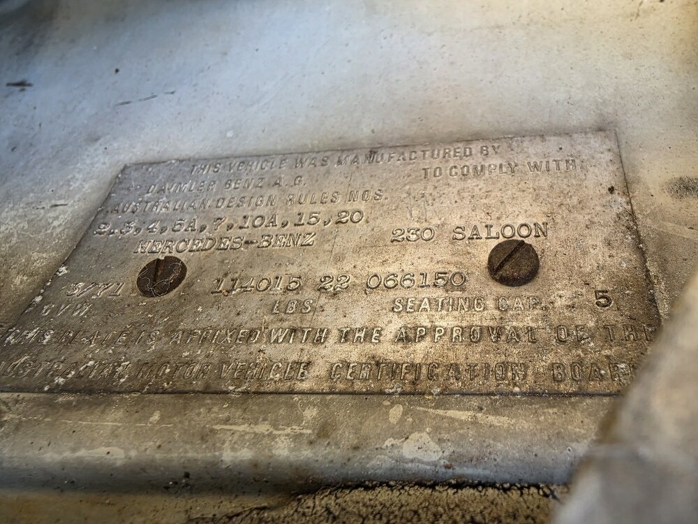 1971 MERCEDES-BENZ 230 W123 3 SP AUTOMATIC 4D SEDAN