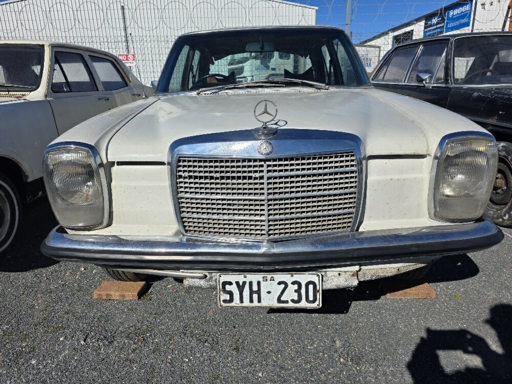 1971 MERCEDES-BENZ 230 W123 3 SP AUTOMATIC 4D SEDAN