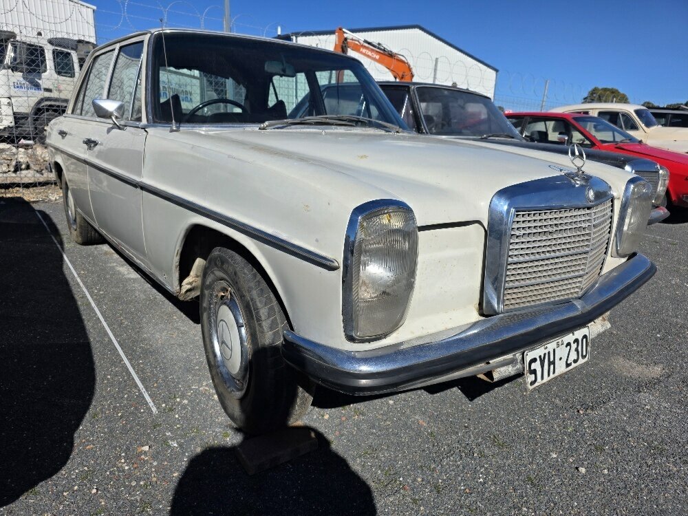 1971 MERCEDES-BENZ 230 W123 3 SP AUTOMATIC 4D SEDAN