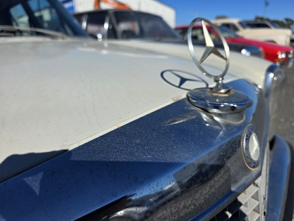 1971 MERCEDES-BENZ 230 W123 3 SP AUTOMATIC 4D SEDAN