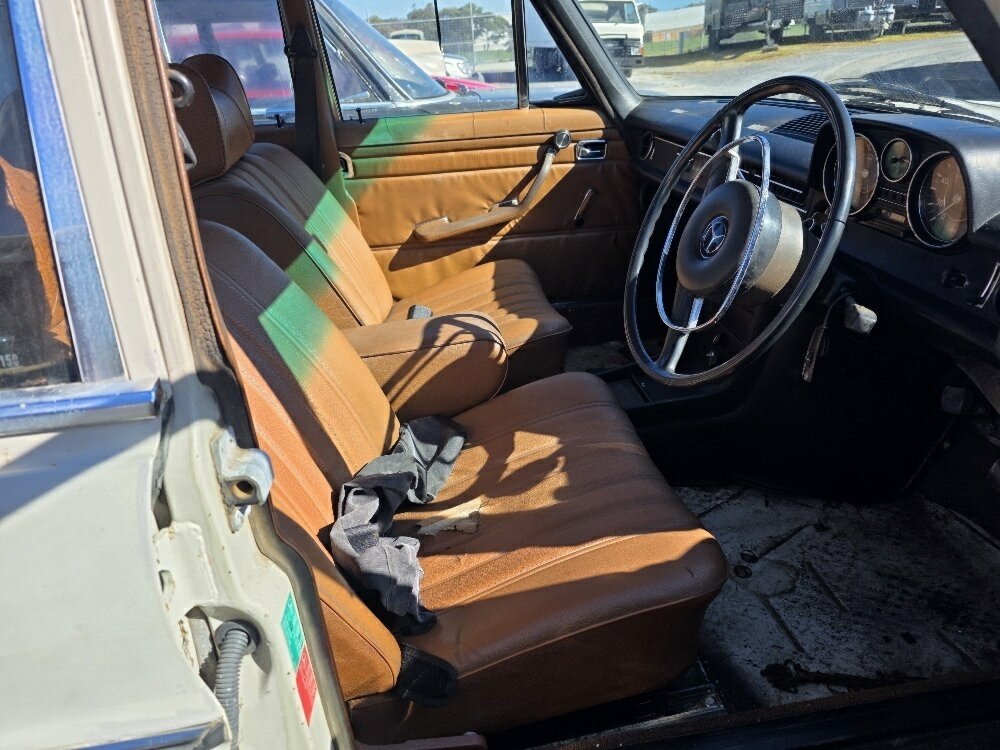 1971 MERCEDES-BENZ 230 W123 3 SP AUTOMATIC 4D SEDAN