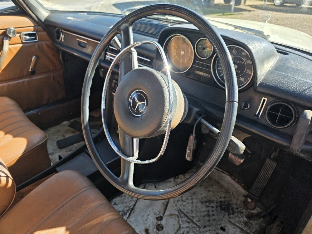 1971 MERCEDES-BENZ 230 W123 3 SP AUTOMATIC 4D SEDAN