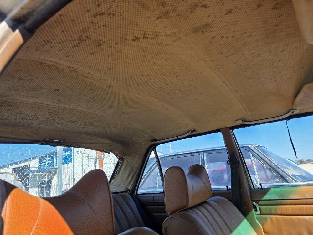 1971 MERCEDES-BENZ 230 W123 3 SP AUTOMATIC 4D SEDAN