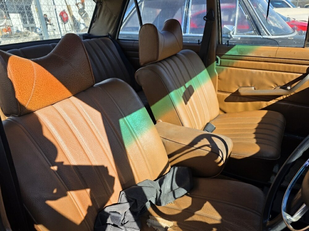 1971 MERCEDES-BENZ 230 W123 3 SP AUTOMATIC 4D SEDAN