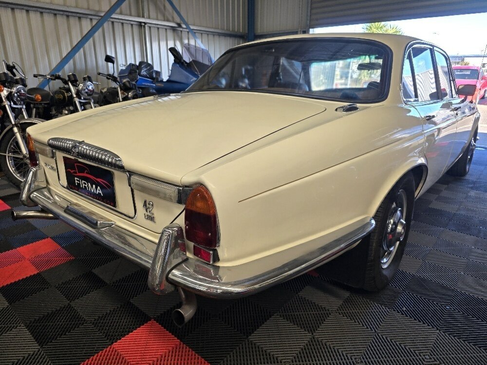 1972 DAIMLER SOVEREIGN SER I 4.2 3 SP AUTOMATIC 4D SEDAN