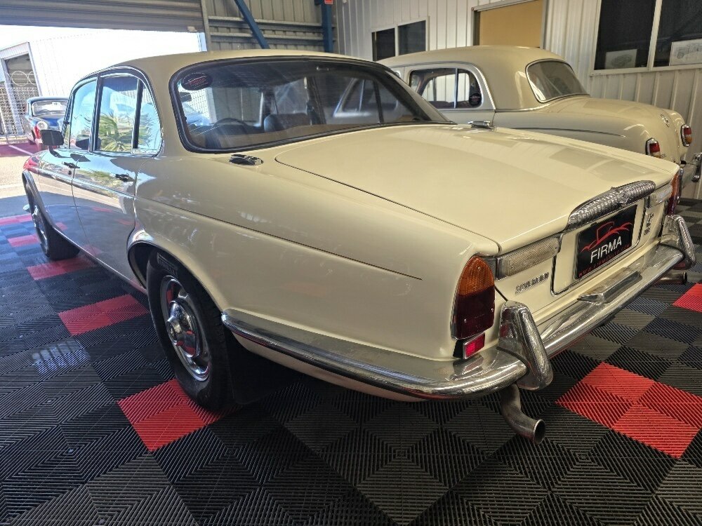 1972 DAIMLER SOVEREIGN SER I 4.2 3 SP AUTOMATIC 4D SEDAN