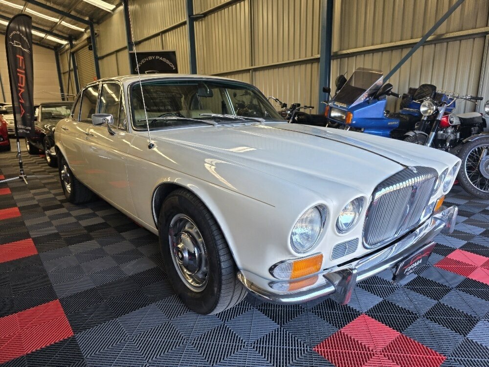 1972 DAIMLER SOVEREIGN SER I 4.2 3 SP AUTOMATIC 4D SEDAN