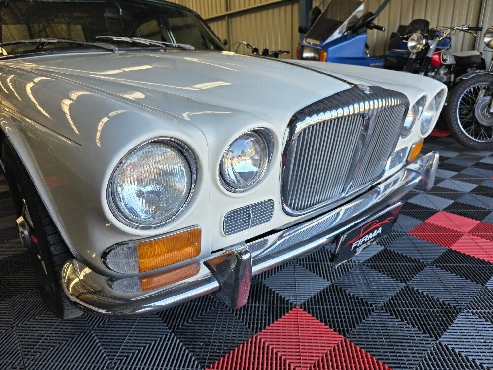 1972 DAIMLER SOVEREIGN SER I 4.2 3 SP AUTOMATIC 4D SEDAN