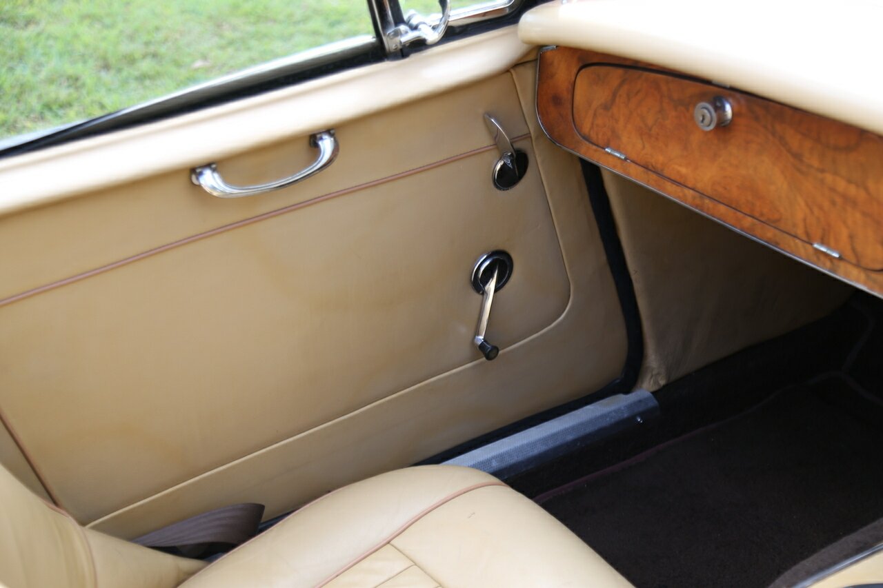 1966 AUSTIN HEALEY 3000 MK III BJ8 4 SP MANUAL + O/DRIVE 2D ROADSTER