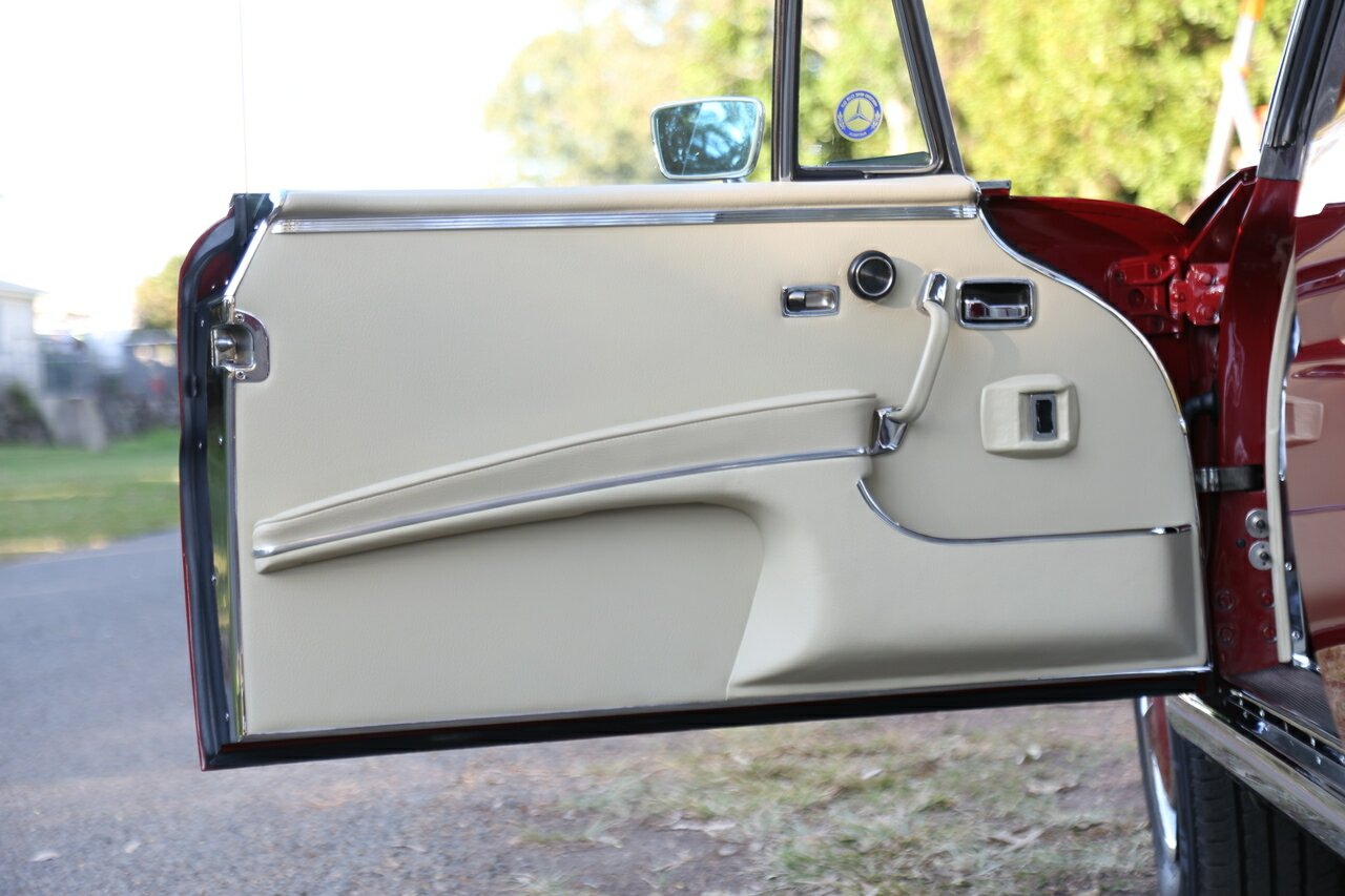 1968 MERCEDES-BENZ 280 SE 3 SP AUTOMATIC 2D COUPE