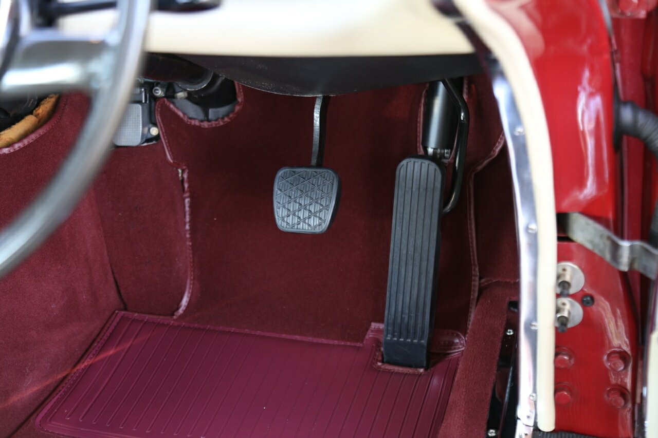 1968 MERCEDES-BENZ 280 SE 3 SP AUTOMATIC 2D COUPE
