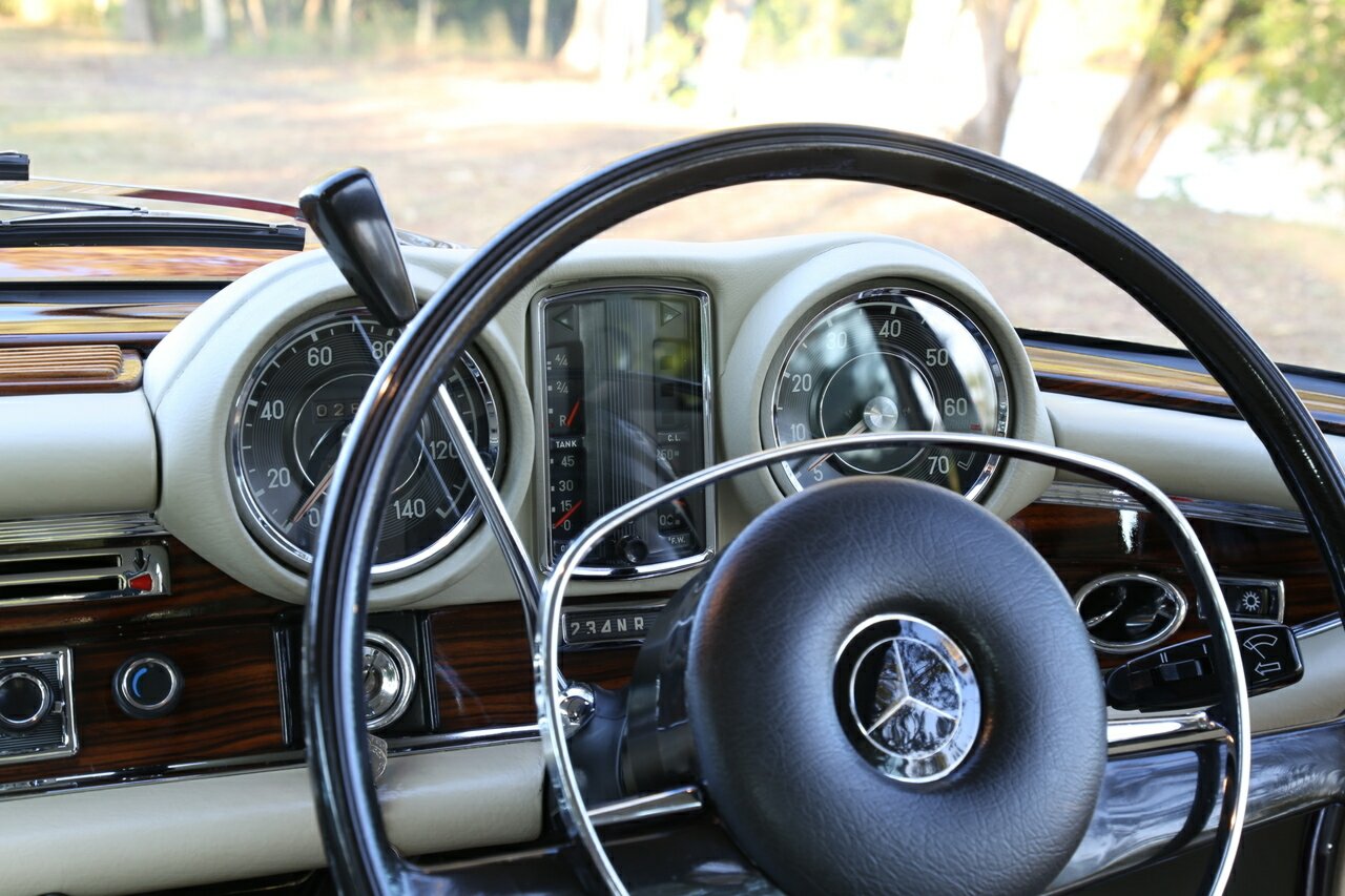 1968 MERCEDES-BENZ 280 SE 3 SP AUTOMATIC 2D COUPE