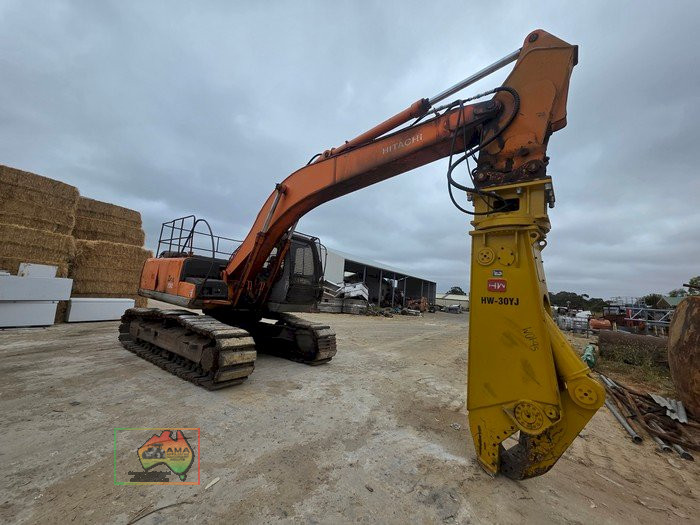 HITACHI ZX200 EXCAVATOR