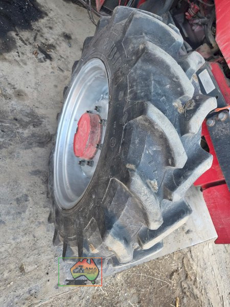 MCCORMICK CX-80 16 FWD ~ 8 REV TRACTOR