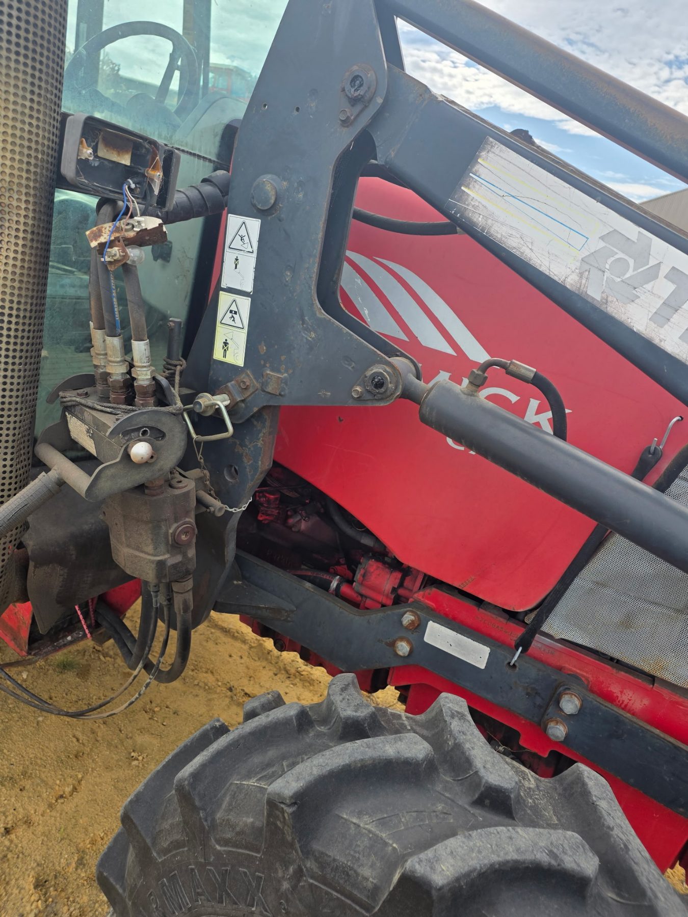 MCCORMICK CX-80 16 FWD ~ 8 REV TRACTOR