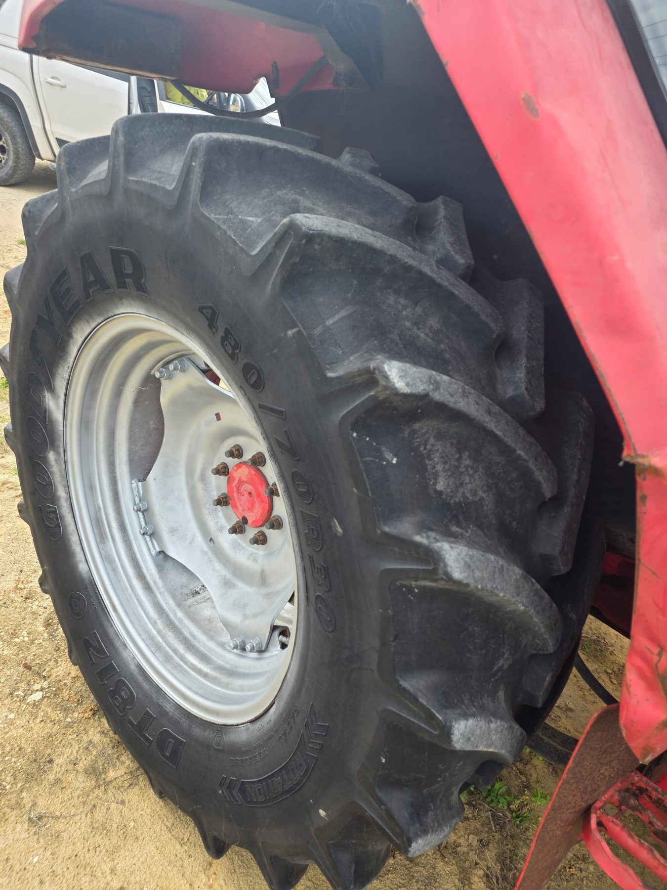 MCCORMICK CX-80 16 FWD ~ 8 REV TRACTOR