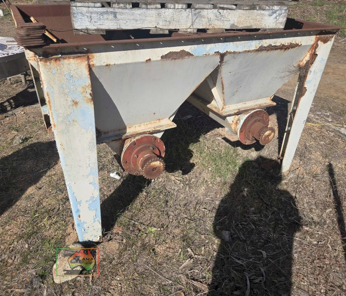 TWIN HOPPER GRAIN BIN